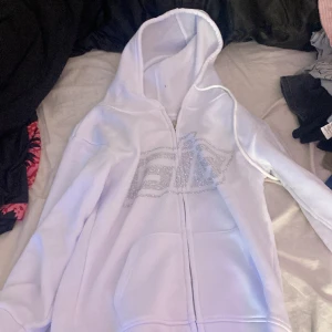 Vit y2k hoodie  - Vit hoodie med text org pris 250kr