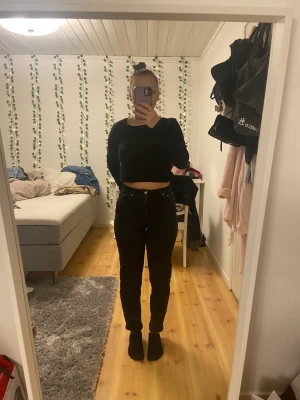 Gina Tricot high waist jeans - Detta är ett par jeans från Gina Tricot. Jeansen är svarta och high waist. Jag säljer jeansen eftersom dom är lite för korta för mig som är 160 cm lång. Storleken är 34 men dom är väldigt stretchiga och passar även storlek 36. Priset kan diskuteras💕