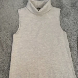 Zara topp med polo/ krage - Säljer denna superfina topp från zara med polo / krage. Super fin att användas till vardags men även vid middagar osv. Den är endast använd 2 gånger så den är som i nyskick. OBS! Man får med snöre. Hör av er vid frågor eller tryck gärna på köp nu ❤️💓