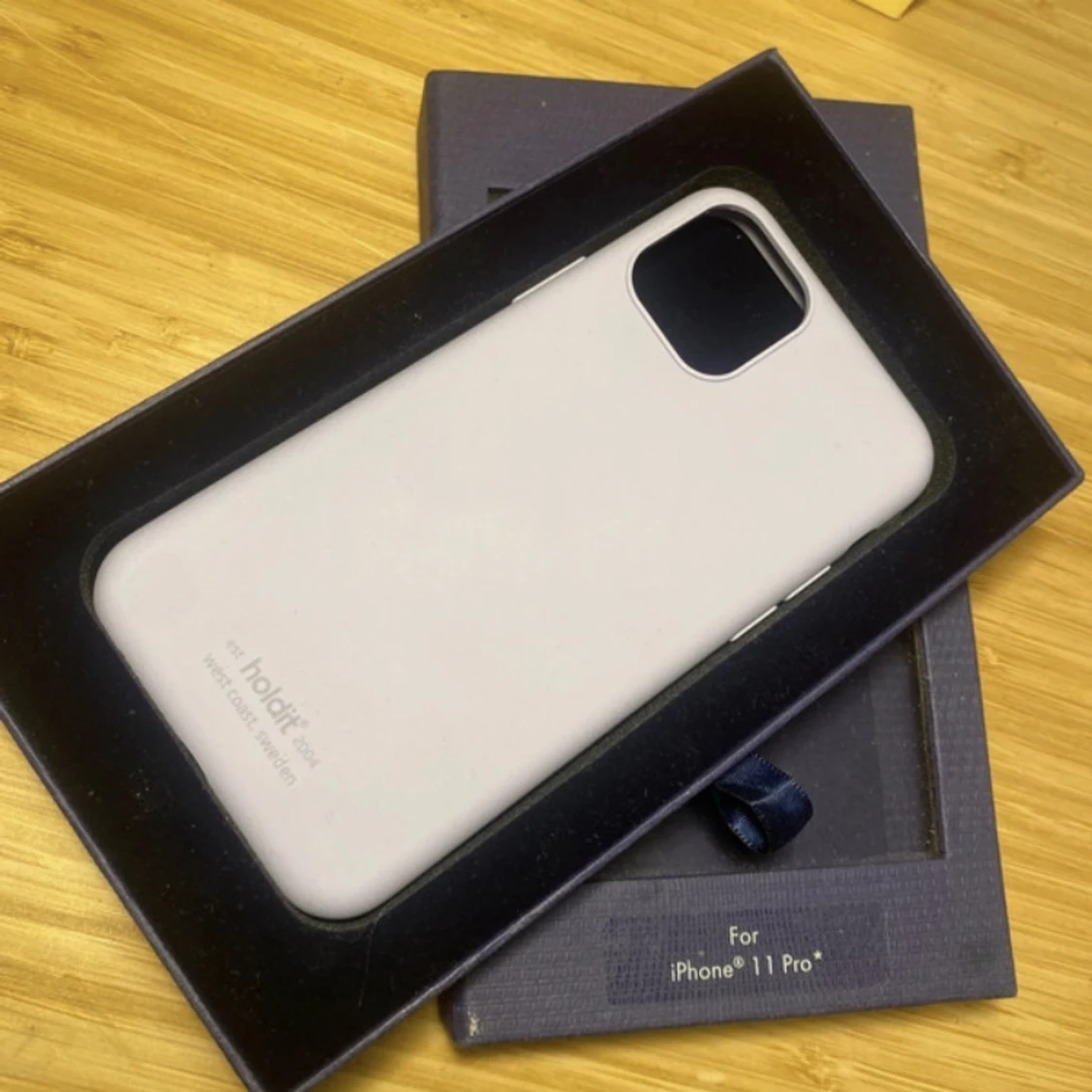 Ett lila iPhone 12 och iPhone 11 pro mobilskal