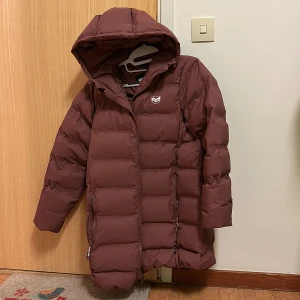 Lake View vinterjacka - Jätte fin Lake View vinterjacka i färgen mörk rosa. Jackan är skön att bära och håller dig varm, perfekt till vintern. Den är använt en gång och är varken tvättad eller förstörd. Jag behöver sälja den för storleken inte passade.