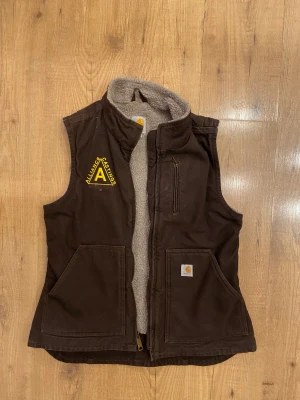 Vintage Carhartt väst  - Säljer min choklad bruna vintage väst från carhartt då jag har växt ur den. Den är i bra skick för att vara vintage. Jag är 183 