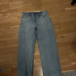 Köpte dessa jeans på hemsidan ”jaded london” för ca 2 år sedan. Har inte använt dock på 1 år. W30 L32 Baggy!!!