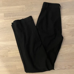 Pull&Bear kostymbyxor  - Svarta snygga kostymbyxor från pull&bear använd en gång på grund av att de var försmå och kunde inte skicka tillbaka de. Ordinarie pris 350kr säljer för 200kr, priset kan diskuteras. Skriv vid funderingar eller för fler bilder.