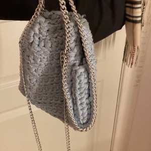 Stazzi remake väska - Intressekoll på min supersöta väska från stazzi remake på insta. Den är i deras största modell och i silver med blått/glittrigt garn. Supersöt och i bra skick men kommer inte till användning lika mycket som jag önskar. Kan tänka mig att sälja och byta💕💕