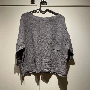 Stickad grå tröja från Forever21 strl M - Fint skick med bröstficka framtill och knappar i nacken.