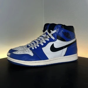 Air Jordan 1 Retro High OG Game Royal - Air Jordan 1 Retro High OG Game Royal🔵. Klassisk sneaker i en stilren färg✨. Storlek 44.5✅. Äkta❗️. Skicka meddelande för frågor / fler bilder🤝. 