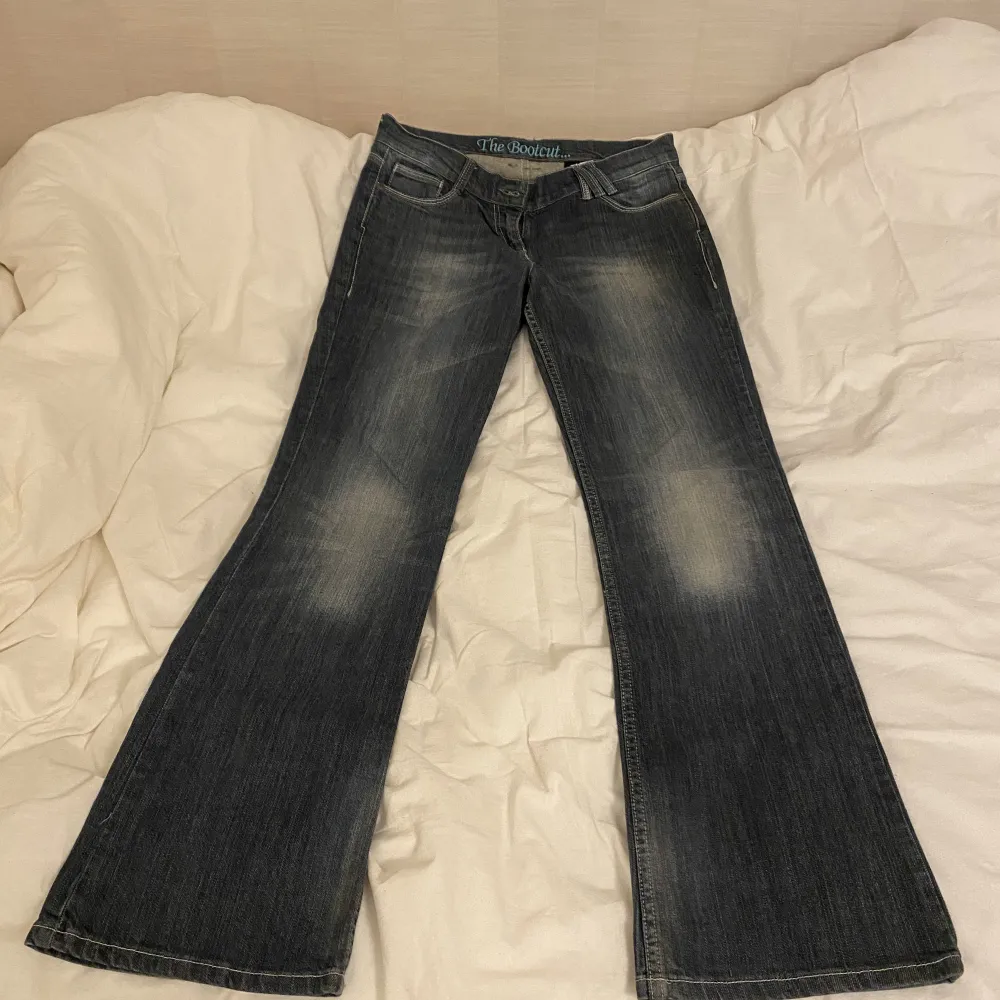 Så himla fina bootcut jeans som tyvärr inte passade. Midjemått ca 42 cm takt över och innerbenslängden är ca 82 cm 💗 fler bilder kan fås privat. De är lite slitna längst ner på ena benet men det syns knappt (bild 3). De är lite blåare irl . Jeans & Byxor.