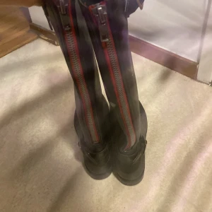Stövlar  - Säljer dessa endast använda 2 ggr i strl 39 ny skick 