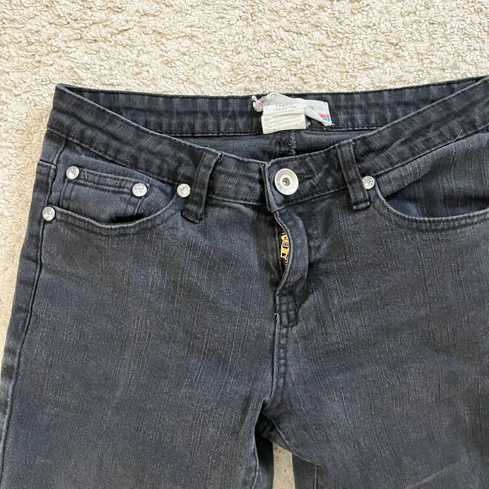 Snyggaste lågmidjade bootcut jeansen. Innerben är 73 cm och midjan är 37 cm tvärs över, jeansen är lite stretchiga i materialet. Skriv vid frågor💕. Jeans & Byxor.