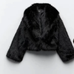 Pälsjacka  - Säljer denna så snygga pälsjacka från zara. Använd 2 gånger 🤍