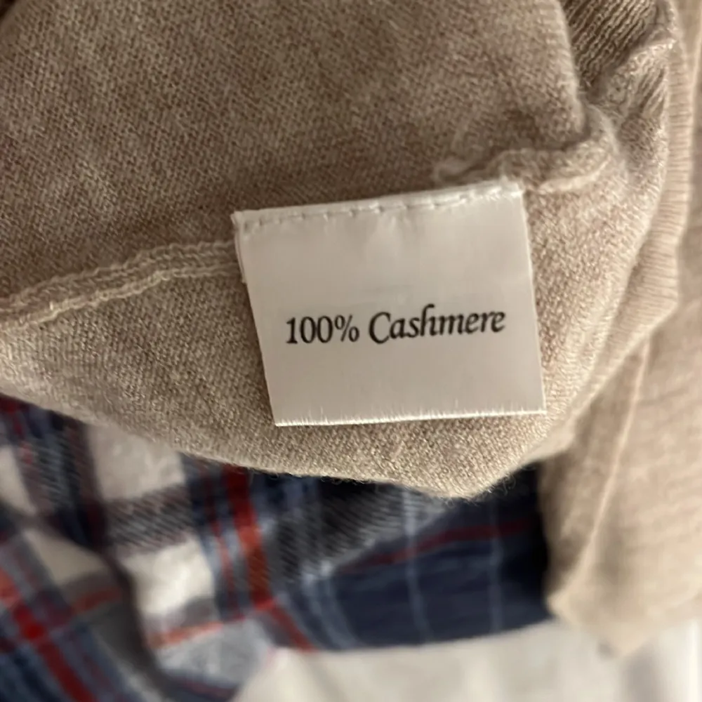 Säljer denna sjukt snygga Cashmere tröjan från märket Davida, tröjan är sjukt snygg och i otroligt fint skick Nypris:2200 Skick 9/10. Stickat.