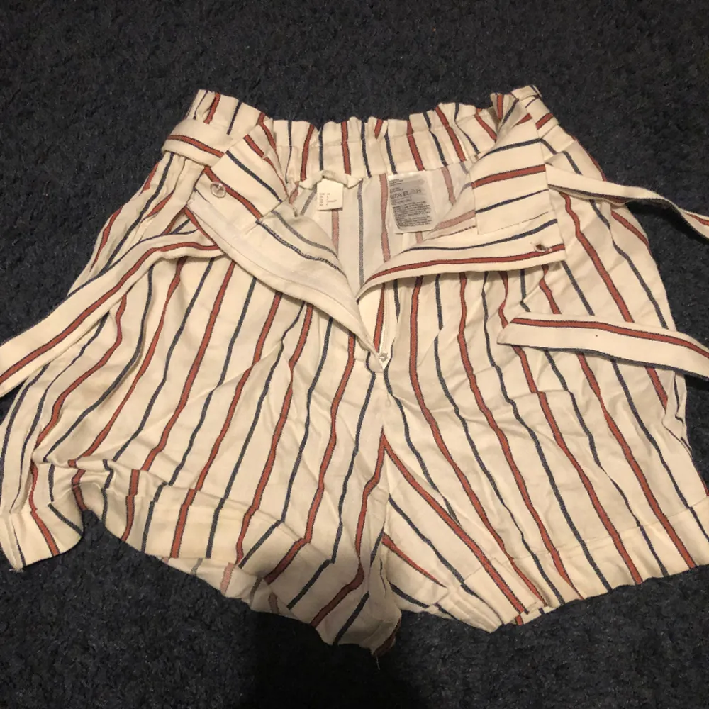 Randiga shorts med knytt skärp, knappt använda, luftiga och bra för sommaren;). Shorts.