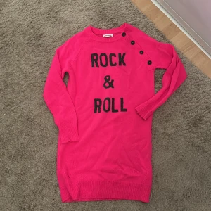 Zadig och Voltaire klänning  - En jätte fin Zadig och Voltaire rosa klänning som är gjord av ull och kashmir 💗💗