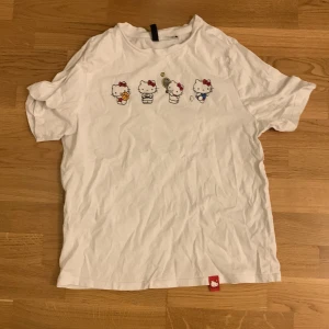Hello kitty 🐱  - Super fun hello kitty tröja!!🩷 Köpte här på plick!! Köpte för 100kr ish säljer för 55kr  TAR BARA SWISH!! ⚠️⚠️