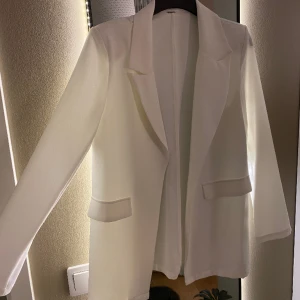 Vit kavaj - Säljer denna vita kavajen eftersom den aldrig kommit till användning, inga defekter alls, ser ut som helt ny! Vid fler bilder eller frågor skriv privat!🌟💕🫶🏼 Är öppen för prisförslag! 