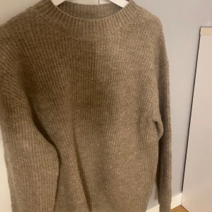 Stickad tröja från HM - Begie varm och fin stickad tröja från HM i storlek S. 
