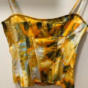 Färgglatt linne - Färgglatt linne med dragkedja i bak.