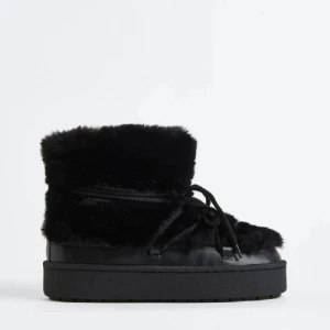 Vinterskor - Säljer mina super snygga inuikki liknade vinterskor från hm. Köpta förra vintern men knappt använda. 