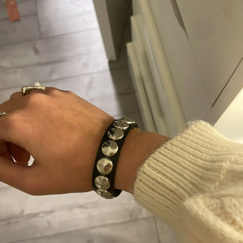 Säljer detta snygga armbandet då jag har andra jag använder mer❤️Justerbar med tvp knappar så passar nog vem som helst❤️. Accessoarer.