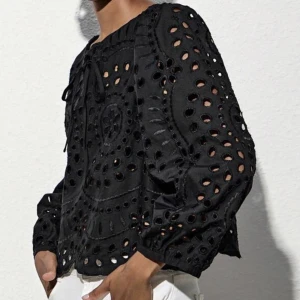 Svart blus  - Säljer dennna fina svarta blusen , skriv vid frågor och intresse 