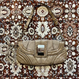 Guess Shoulder Bag - CYBER MONDAY DEAL  Available on our website  This pre-owned item is in a vintage state, displaying visibel signs of prior use.  DM for inquiries.  Sent tracked with PostNord, 1-2 days delivery