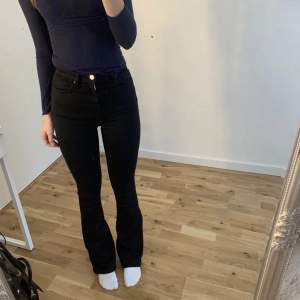 Säljer dessa ursnygga svarta flared/bootcut jeansen ifrån bikbok! Sitter jättefint och passar bra i längden. inga defekter kontakta vid fler frågor/bilder   Ord pris: 599kr