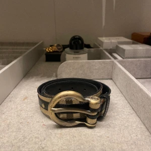 Burberry skärp  - Jättefint skärp från Burberry, fick det av mamma men använder inte skärp så säljer det därav. (Säljer fler skärp i min profil allt ska bort) Självklart äkta 