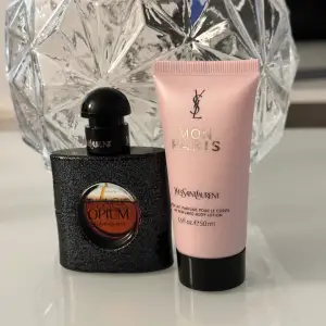 Yves saint Laurent parfym i doften ”black opium” 30 ml eau de parfum. Yves saint Laurent doft i ”Mon paris ” ingår i köpet. 