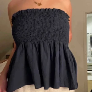 Blå volang top  - Blå topp med volang 