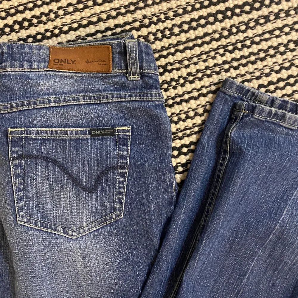 Såå snygga jeans från only🤩För små för mig så kan inte ha på mig de men modellen ser ut som på bild 1. W29 l34. Jeans & Byxor.