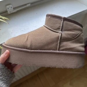 Uggs med hög sula - Köpte dom här för någon månad sedan från Nelly (alltså inte äkta uggs) har använt ca 3 gånger så det finns lite tecken på Användning, se bild tre. Har även sprejat dom med vattenskydd så dom ska tåla vatten bättre🩷Köpta för 450 men pris kan diskuteras❣️