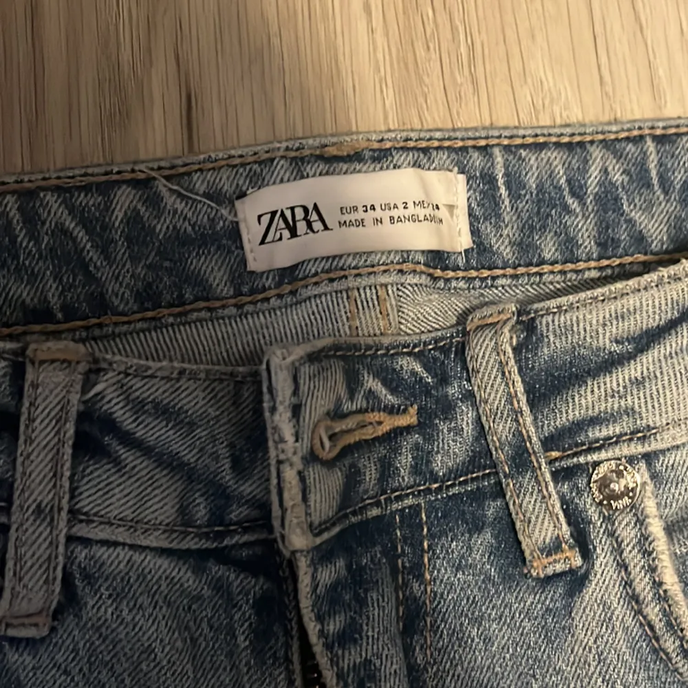 Ljusblåa jeans från zara i stl 34 som knappt har används så skulle säga att de Inprincip är i nyskick,dock är de omsydda till kortare längd då de var för långa för mig som är 160! Skriv för fler bilder elr frågor. Jeans & Byxor.