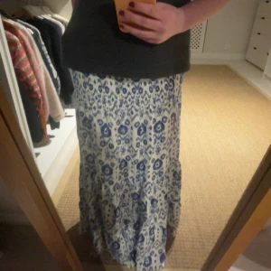 Långkjol - Säljer min superfina långkjol från zara då den är lite för lång, kan mötas upp eller frakta ❤️❤️Super snygg med stickad tröja på våren i sommarn