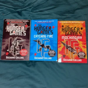 Hungergames böcker  - Hungerspelen på engelska, bra skick. Alla fraktas tillsammans. Köparen står för frakten.