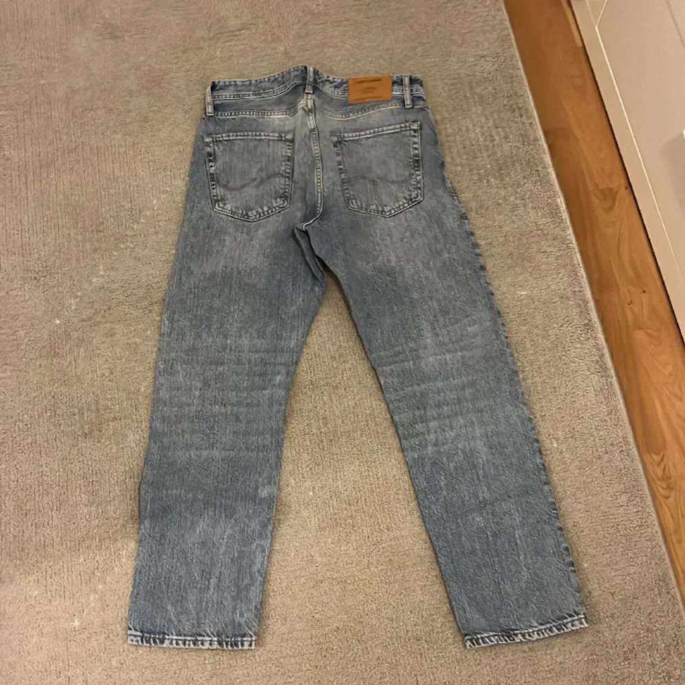 Jätte snygga jeans från Jack and Jones. Köpta för 600 och i oehört bra skick. Använt ungefär 3 gånger då jag köpta ett par likadana från Levis. Mitt pris är 250 och pris kan såklart diskuteras😁. Jeans & Byxor.