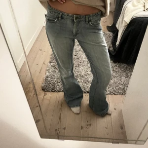 Vintage lågmidjade jeans - Säljer dessa sjukt snygga vintage jeans som är lågmidjade, säljer på grund av att de tyvärr är för långa på mig, midjemått 38cm, innerbenslängd 84cm