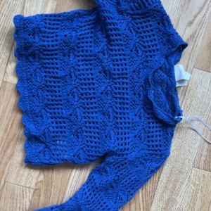 Mech tröja  - Säljer denna croppade stickade tröjan från monki i strl xS 