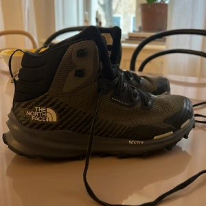 North Face  - North face hiking sko waterproof. Storlek  42 använda 1 dag! Säljes pgr av för små.