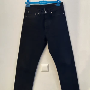 HOPE jeans svarta - HOPE jeans i ett mycket bra skick. Är upplagda för mig (172cm) hos HOPE själva. Annars är de är ett mycket fint skick. Nypris på dessa är ungefär 1600kr.