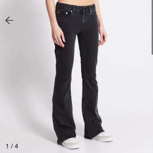 Ett par lågmidjade jeans från lager 157🤍använda en del men enda defekterna är att det är lite fransigt längst ner på kanten av byxorna men inget som syns tydligt🤍storlek: S full length🫶🏻 nypris 400kr