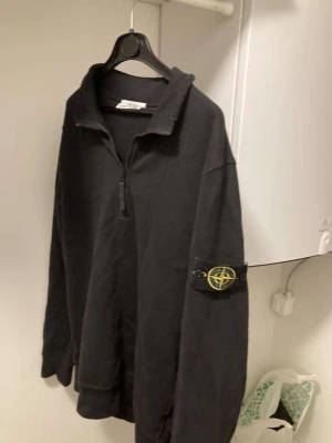 Stone island tröja - En Stone island tröja i perfekt skick. Använd ett fåtal gånger. Half zip Kvitto finns ej 