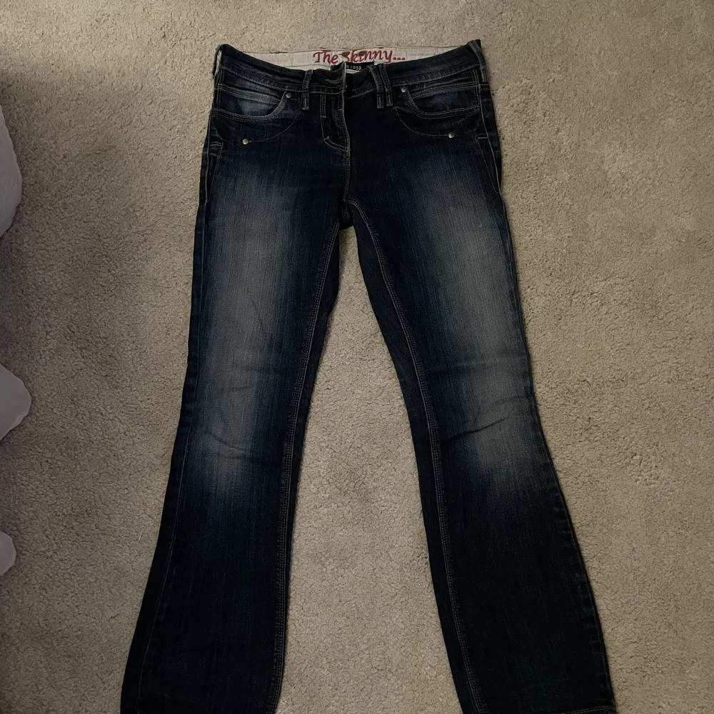 Snygga lågmidjade jeans. Passar inte så kan tyvärr inte skicka bild med dom på❤️ midjemått - ca 37/38  Innerbensmått - ca 78. Jeans & Byxor.