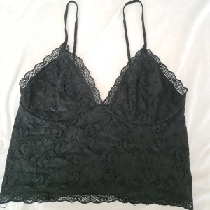 Svart spetslinne - Enkelt svart spetslinne, resor på baksidan i mitten 