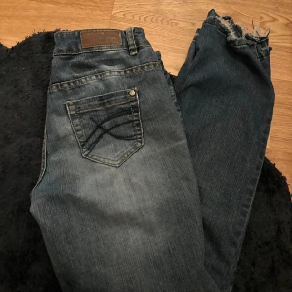 Jeans som inte kommer till användning längre . Jeans & Byxor.