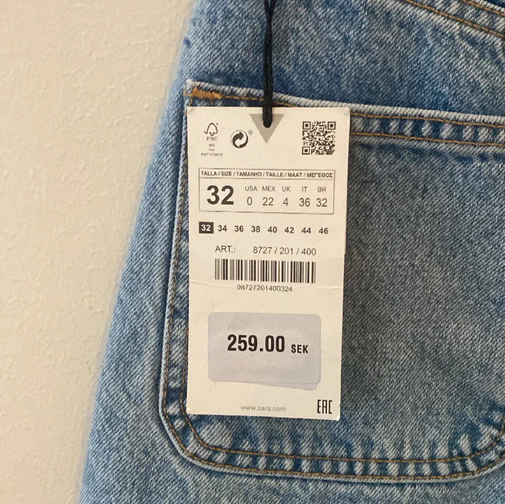 Zara shorts men lappen kvar. Helt oanvända och inga defekter. . Shorts.