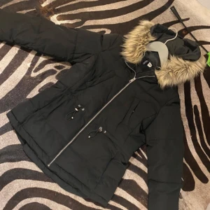 Kort vinterjacka  - Väldigt bra skick, knappt använd. Storlek 42 