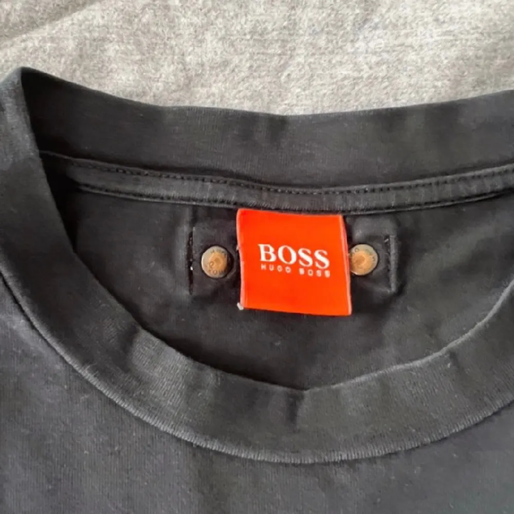 🪩 Långärmad tröja i skönt tyg från Boss med underbara detaljer. Nyskick. 🪩. T-shirts.