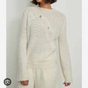 Stickad kofta - Superfin populär slutsåld kofta från nakd.🪩🌟