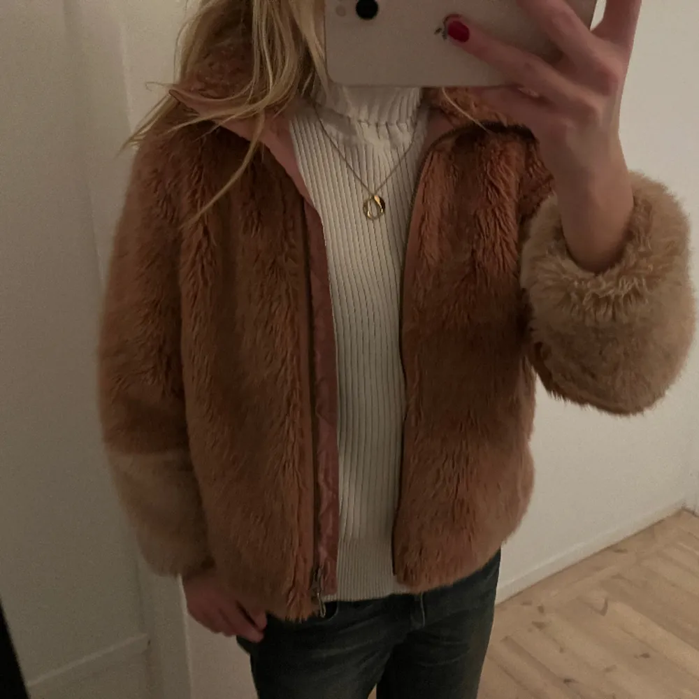 Jätte snygg fake pälsjacka som är köpt second hand. Så snygg färg och modell!. Jackor.